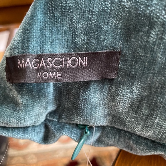 ๐Beautiful quality turquoise velvety feel lumbar pillow with sparkly skulls NWT - Picture 6 of 16